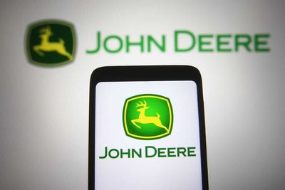 Deere & Company Stock: Is DE Underperforming the Industrials Sector?